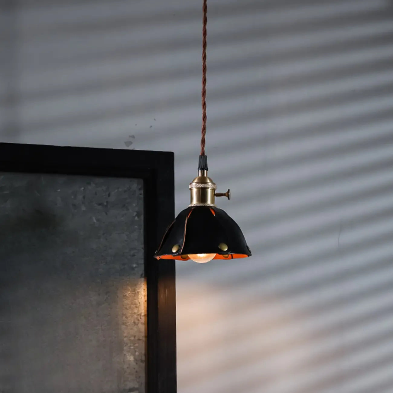 Suspension moderne géométrique en cuir et métal doré