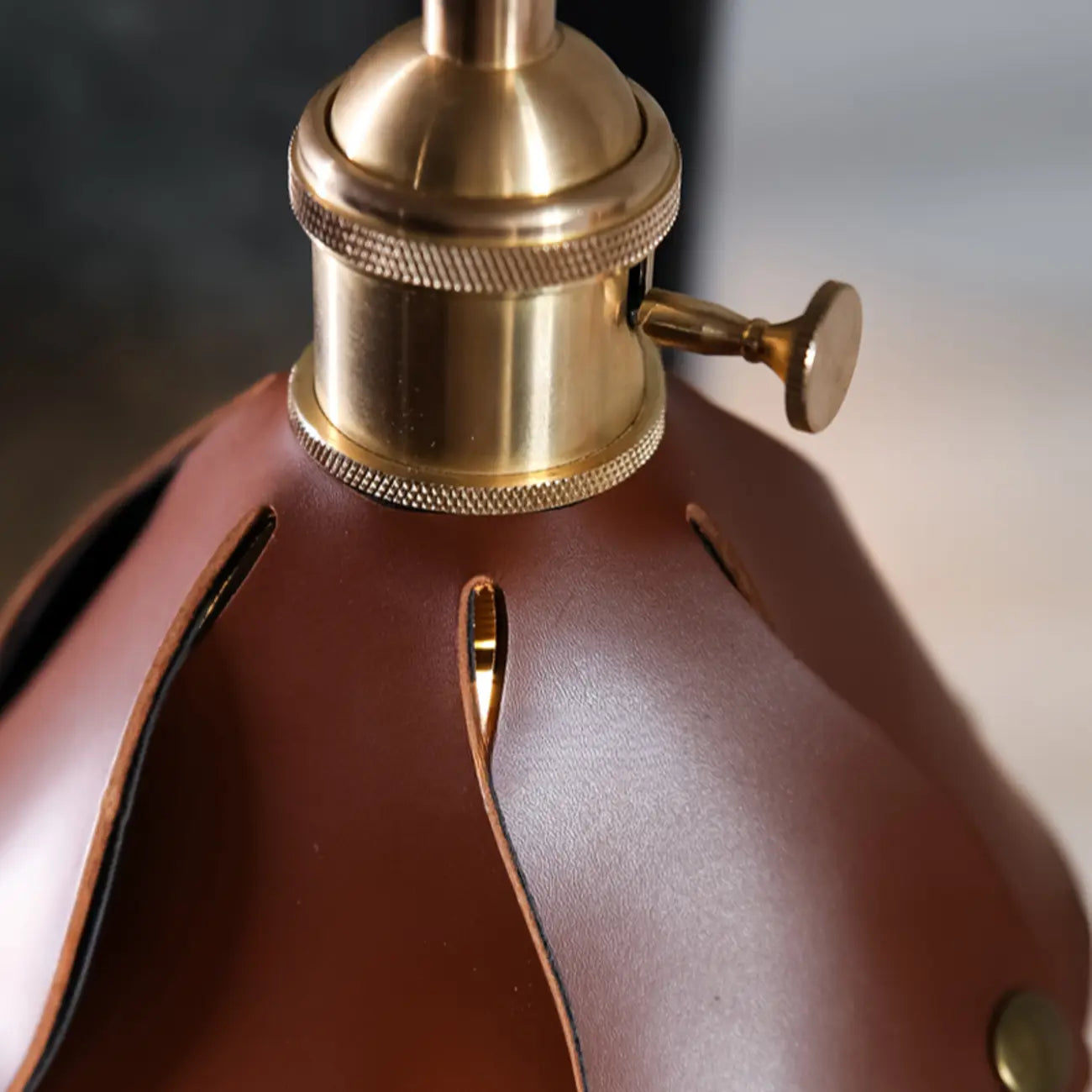 Suspension moderne géométrique en cuir et métal doré