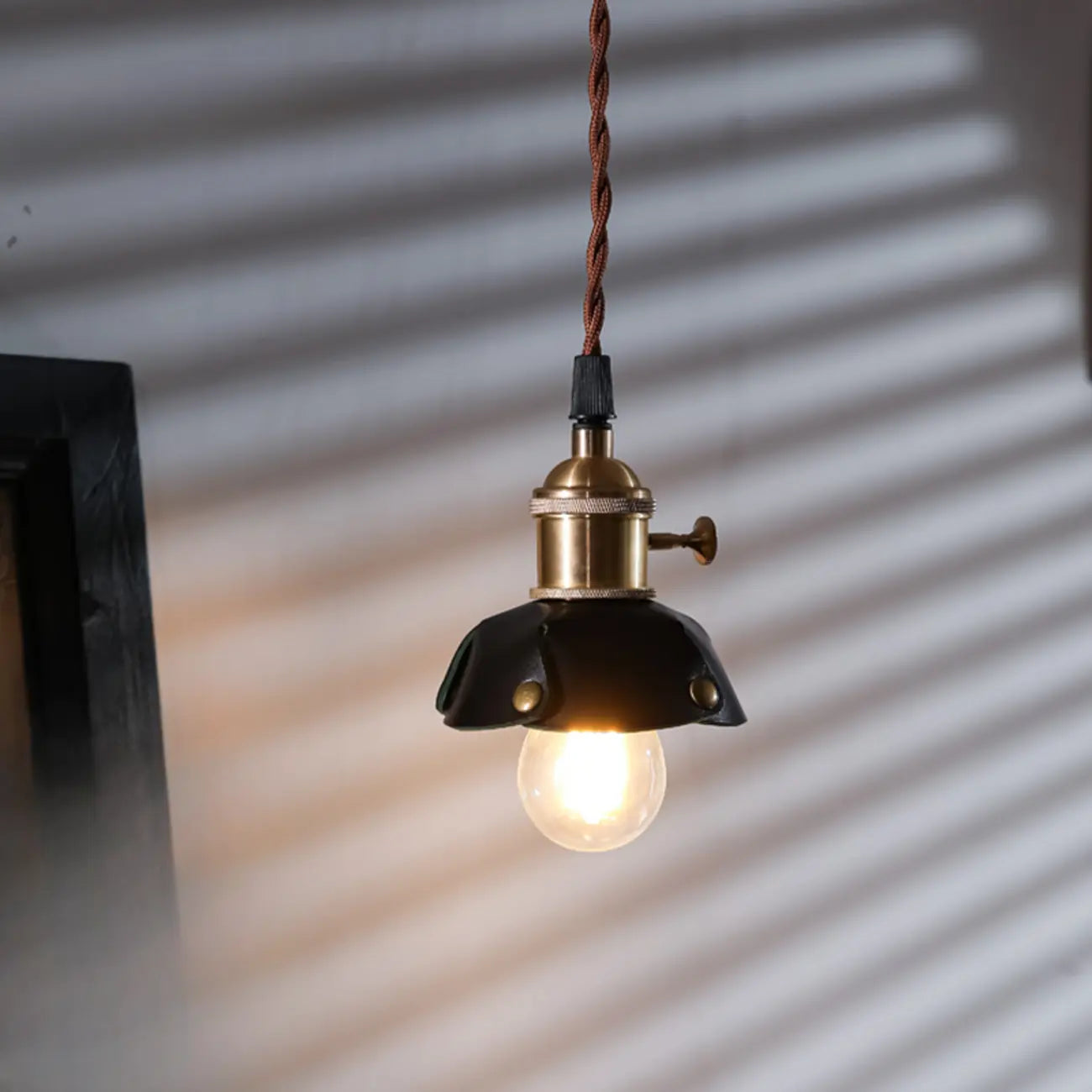 Suspension moderne géométrique en cuir et métal doré