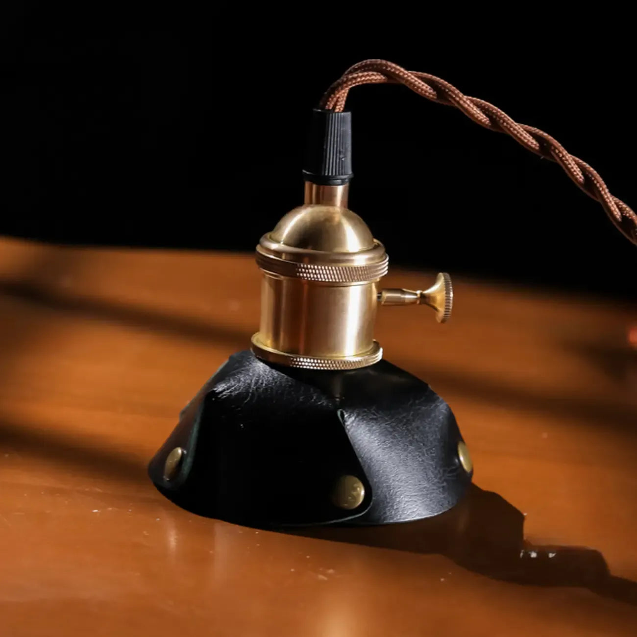 Suspension moderne géométrique en cuir et métal doré