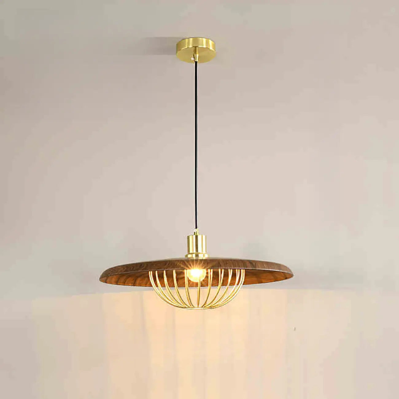 Suspension ronde dorée élégante pour intérieur