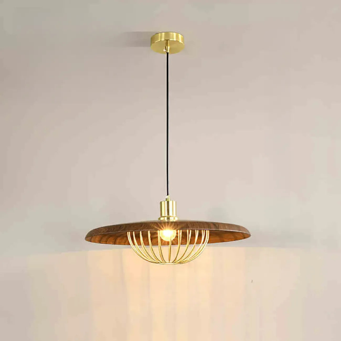 Suspension ronde dorée élégante pour intérieur