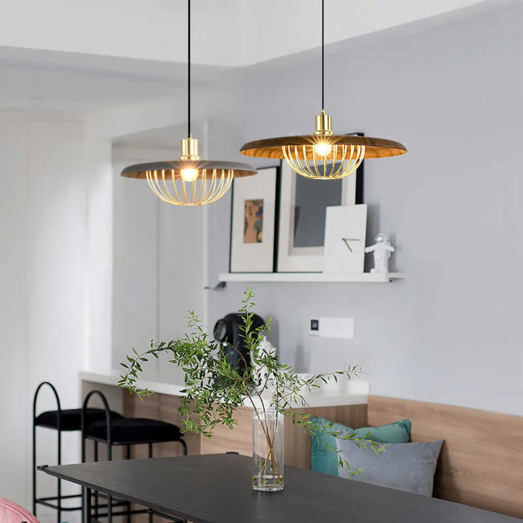 Suspension ronde dorée élégante pour intérieur