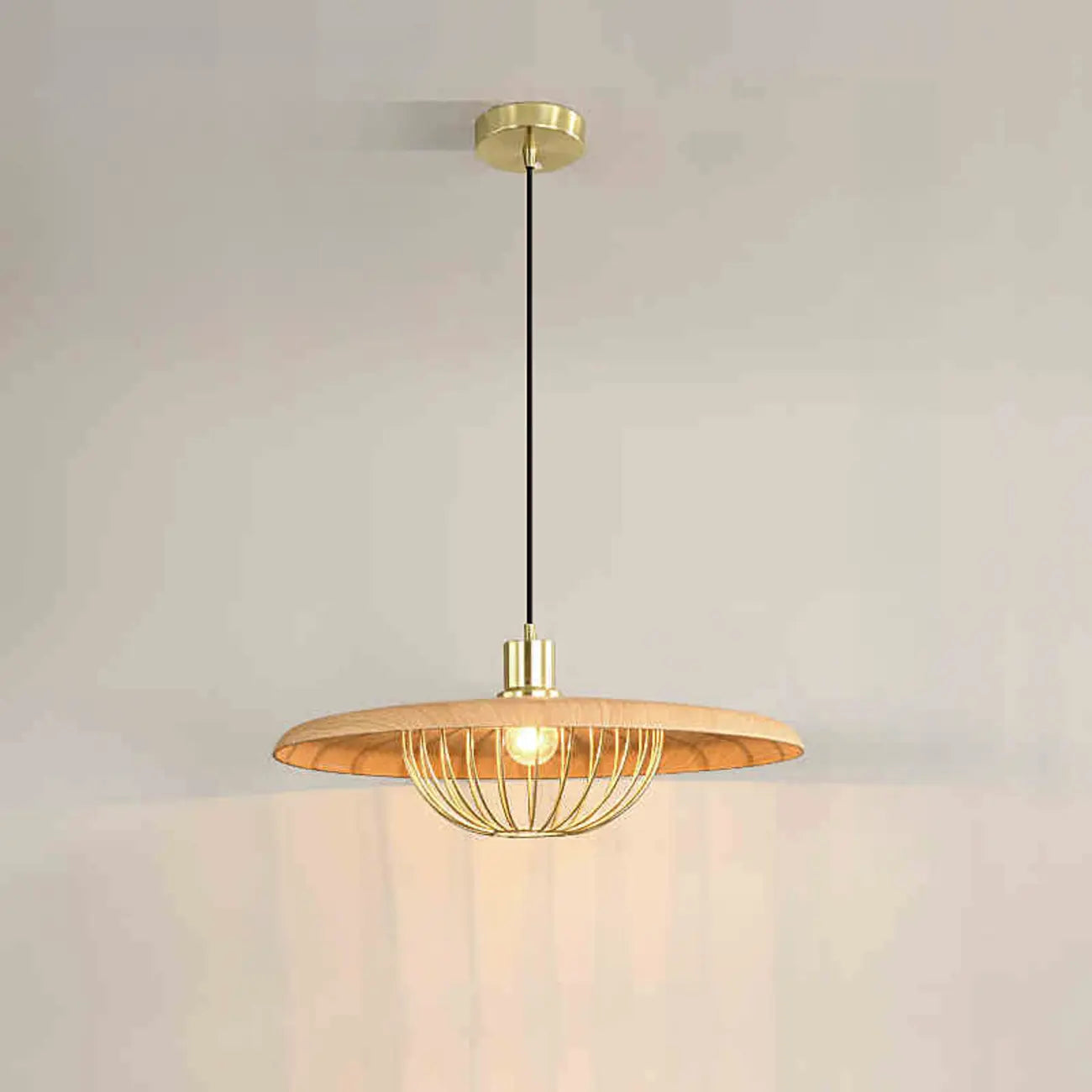 Suspension ronde dorée élégante pour intérieur