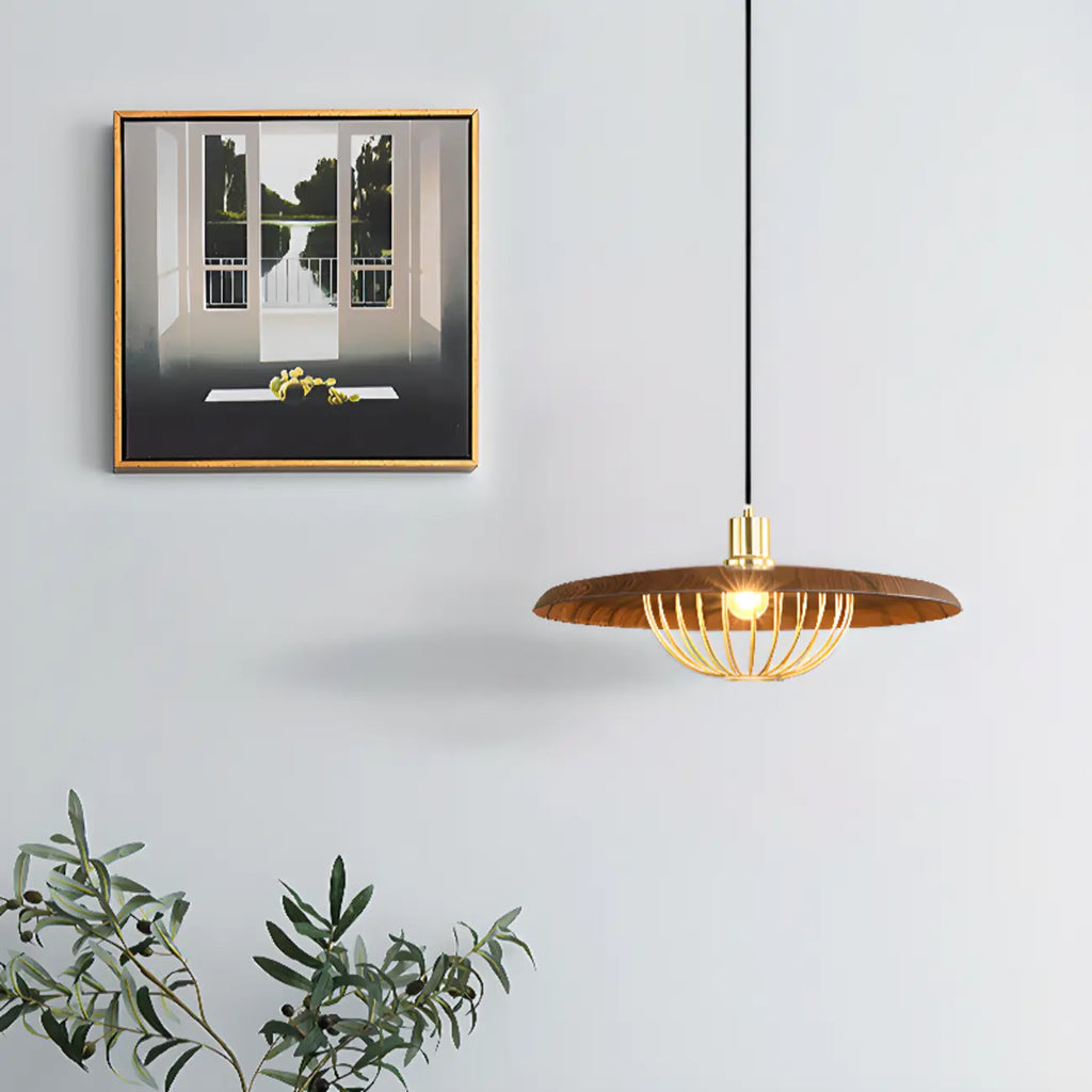 Suspension ronde dorée élégante pour intérieur