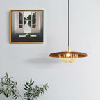 Suspension ronde dorée élégante pour intérieur