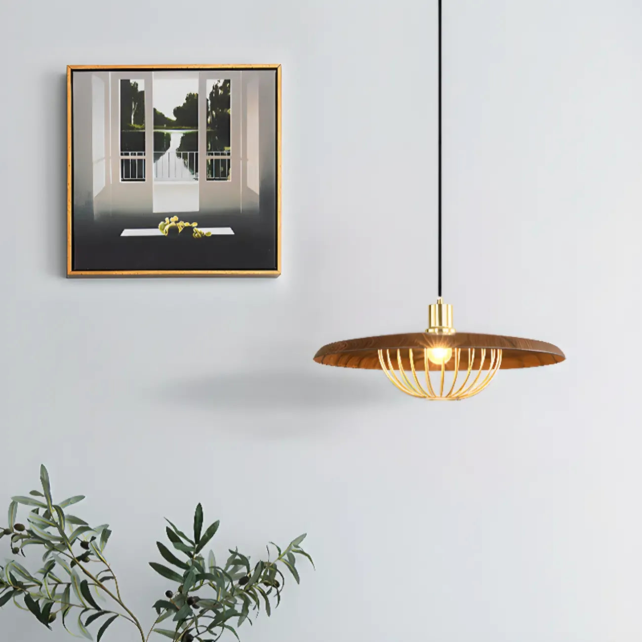 Suspension ronde dorée élégante pour intérieur