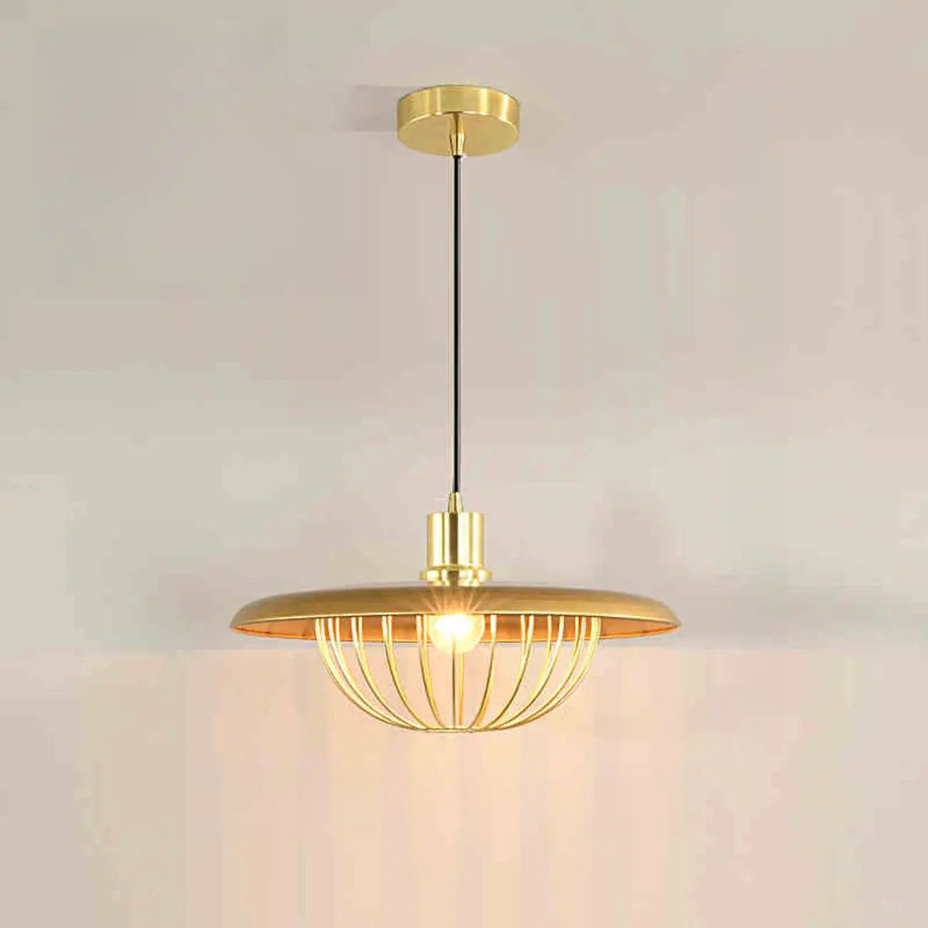 Suspension ronde dorée élégante pour intérieur