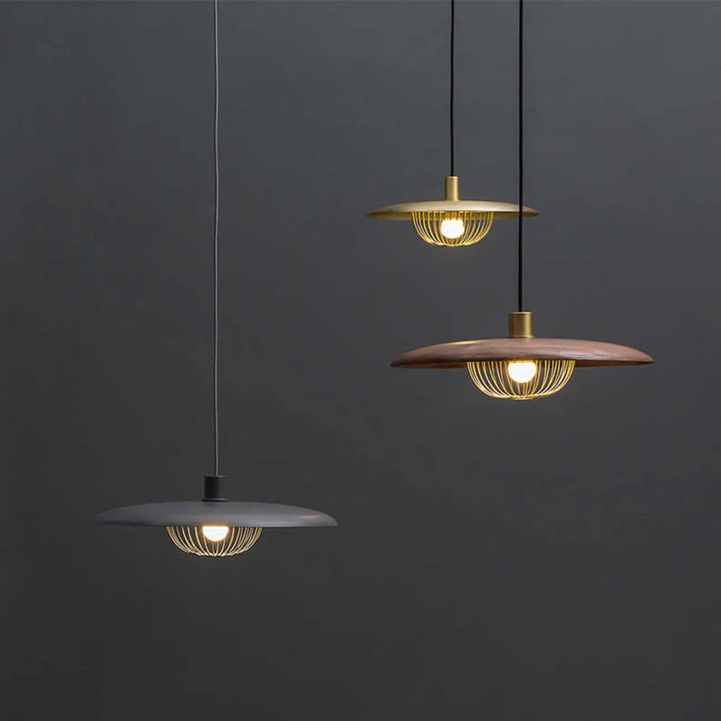 Suspension ronde dorée élégante pour intérieur