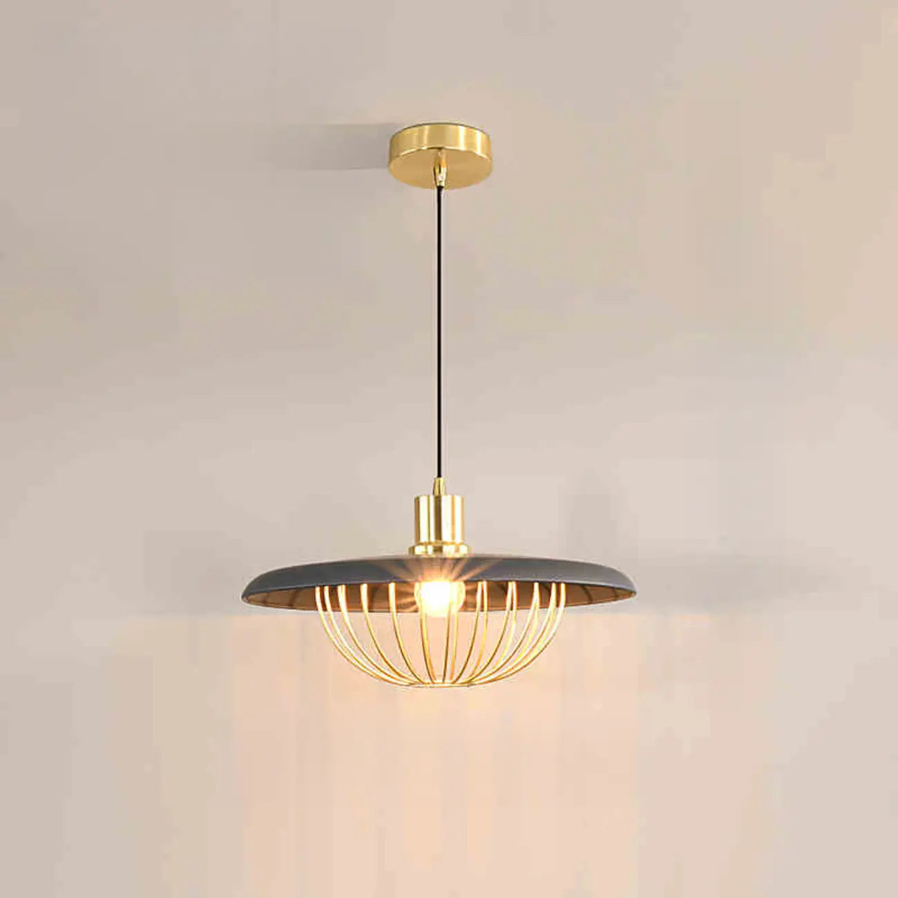 Suspension ronde dorée élégante pour intérieur