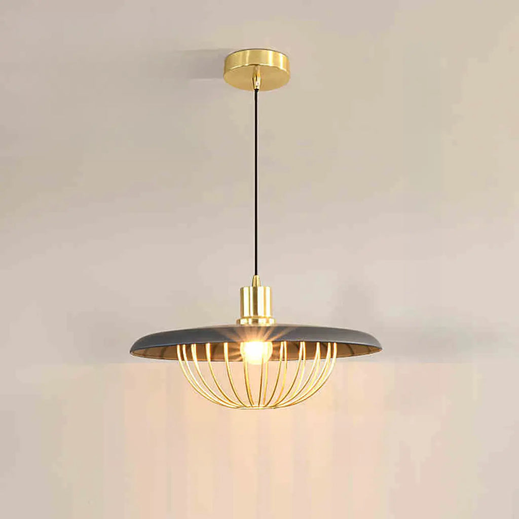 Suspension ronde dorée élégante pour intérieur