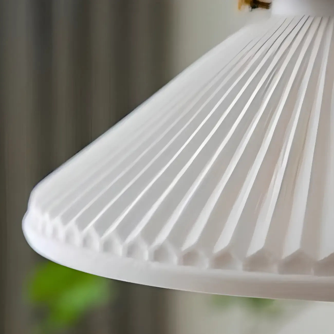 Suspension conique plissée en céramique blanche