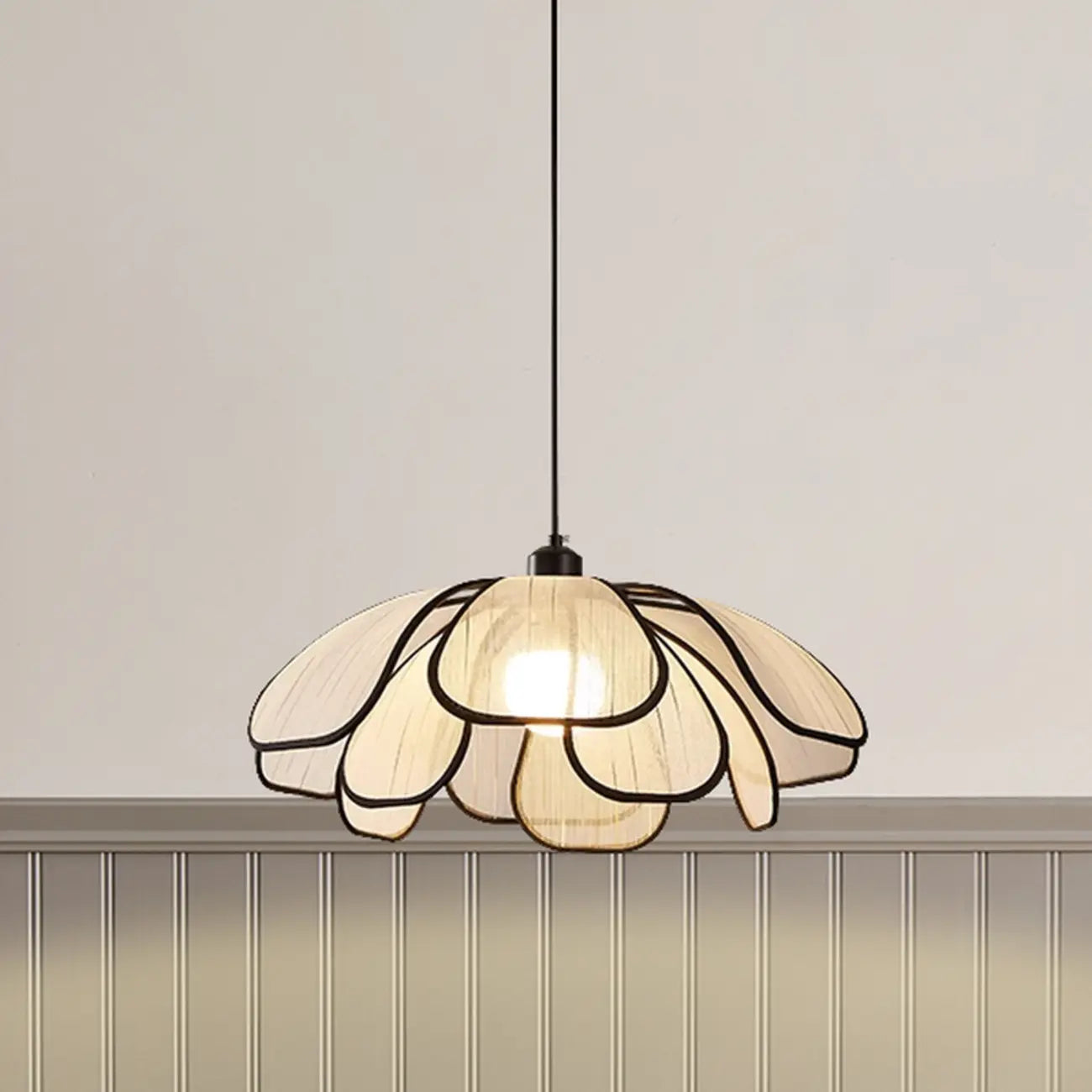 Lampada a sospensione da cucina regolabile in tessuto beige a motivi geometrici