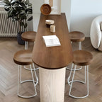 Tables de bar modernes en bois brun et piètement en fer pour bistro