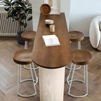 Tables de bar modernes en bois brun et piètement en fer pour bistro