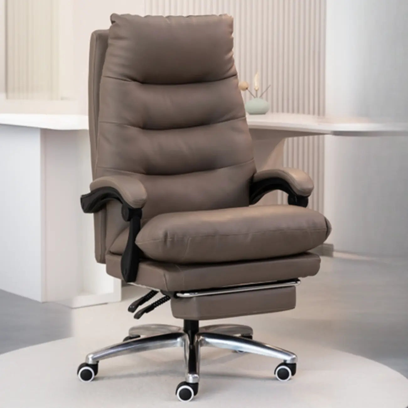 Chaise de bureau ergonomique en cuir noir réglable avec roulettes
