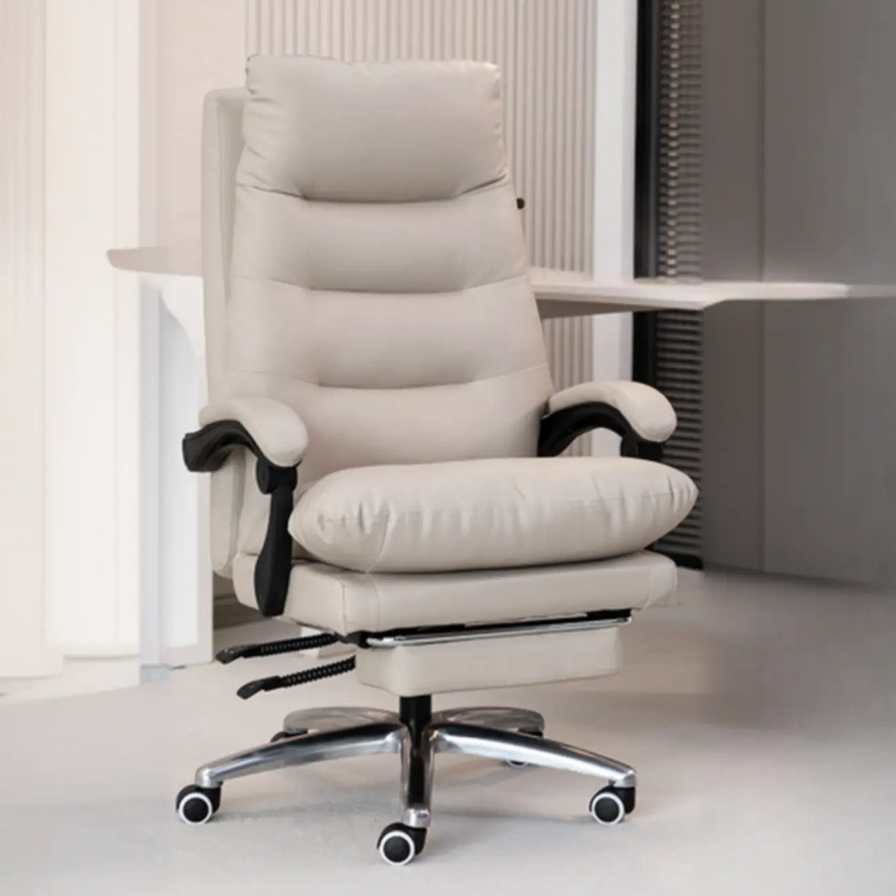 Chaise de bureau ergonomique en cuir noir réglable avec roulettes