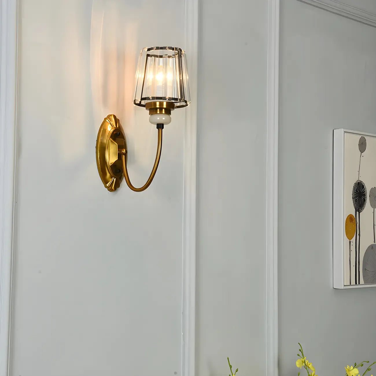 Applique murale élégante en laiton avec abat-jour en cristal