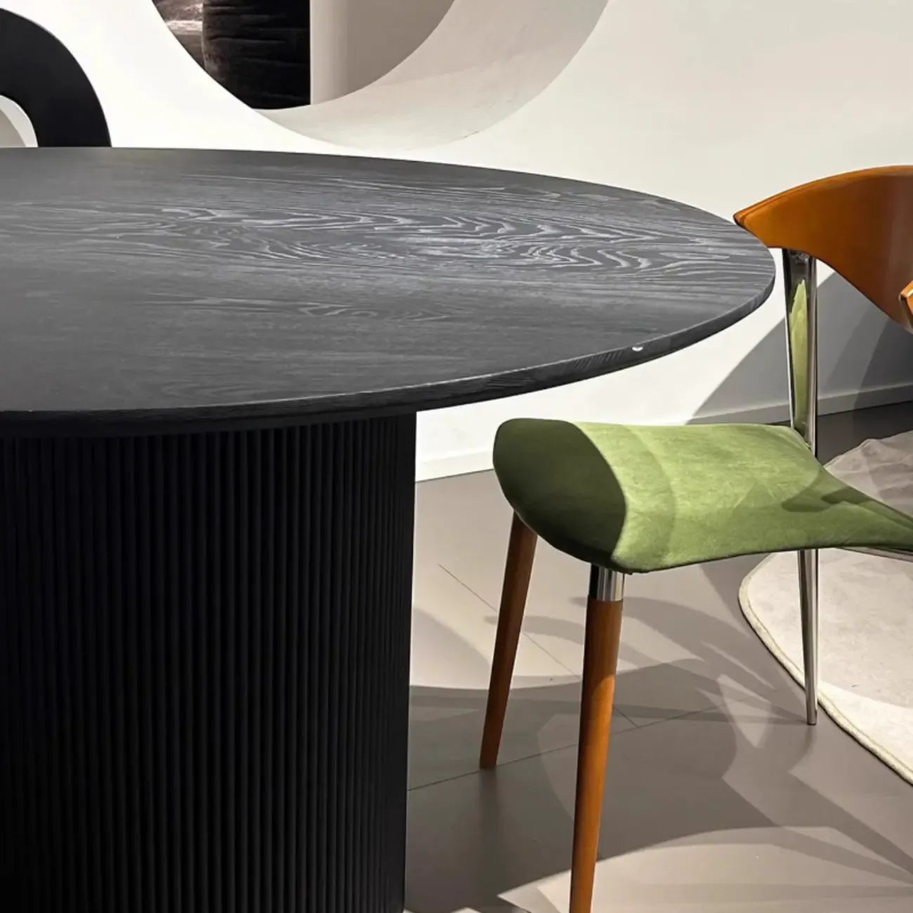 Table de salle à manger moderne ronde en bois noir avec piètement cylindrique