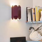 Mini applique murale moderne rouge câblée, à éclairage vertical et vertical, de forme géométrique.