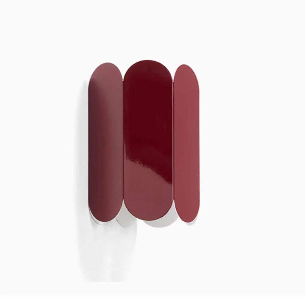 Mini applique murale moderne rouge câblée, à éclairage vertical et vertical, de forme géométrique.