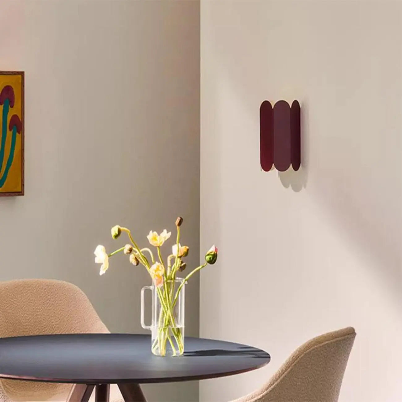 Mini applique murale moderne rouge câblée, à éclairage vertical et vertical, de forme géométrique.