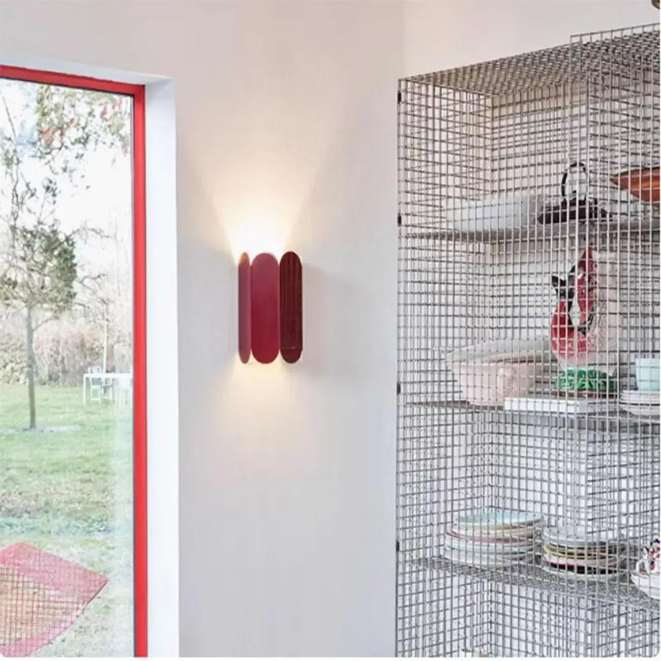 Mini applique murale moderne rouge câblée, à éclairage vertical et vertical, de forme géométrique.