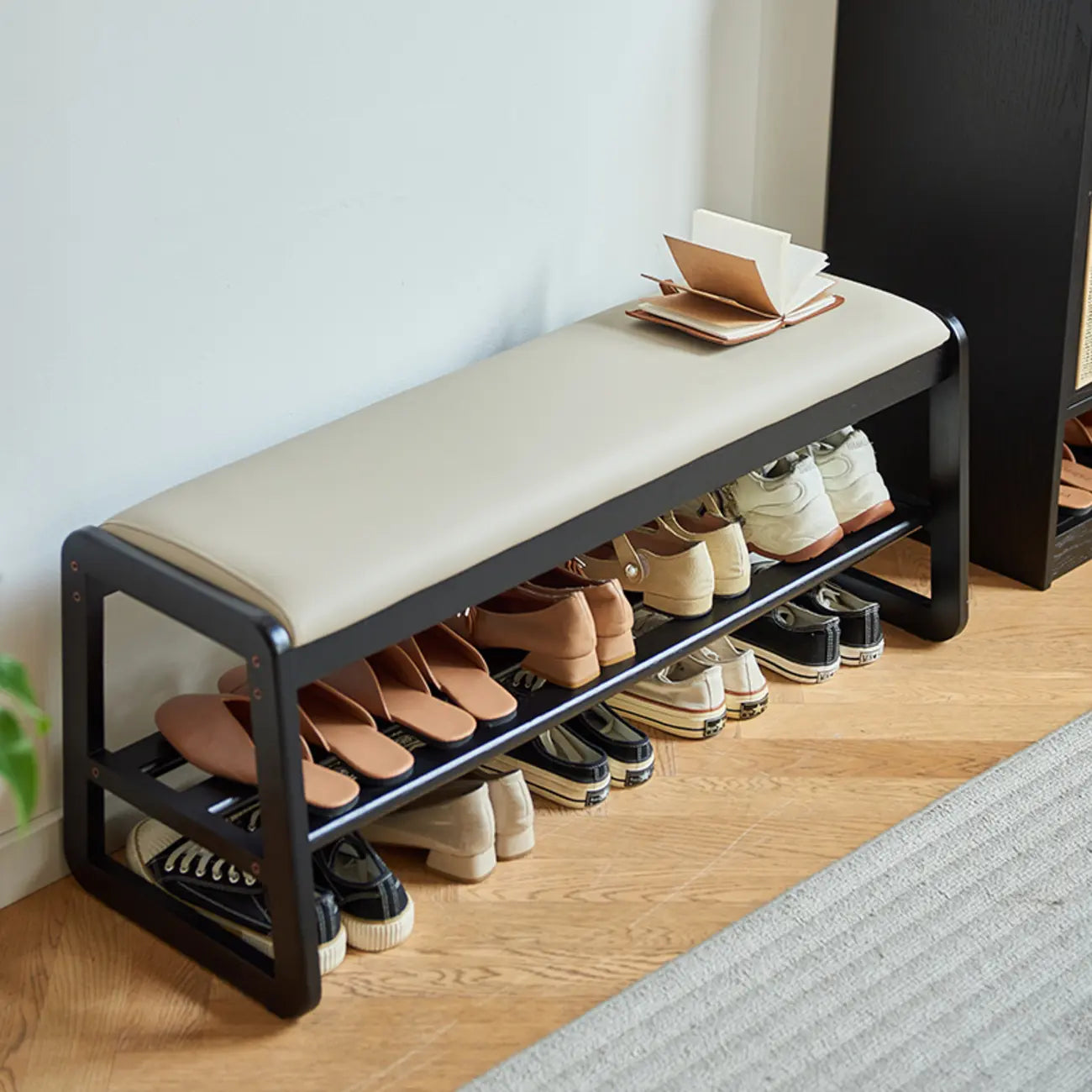 Banc d'entrée en bois massif recouvert de tissu noir avec rangement