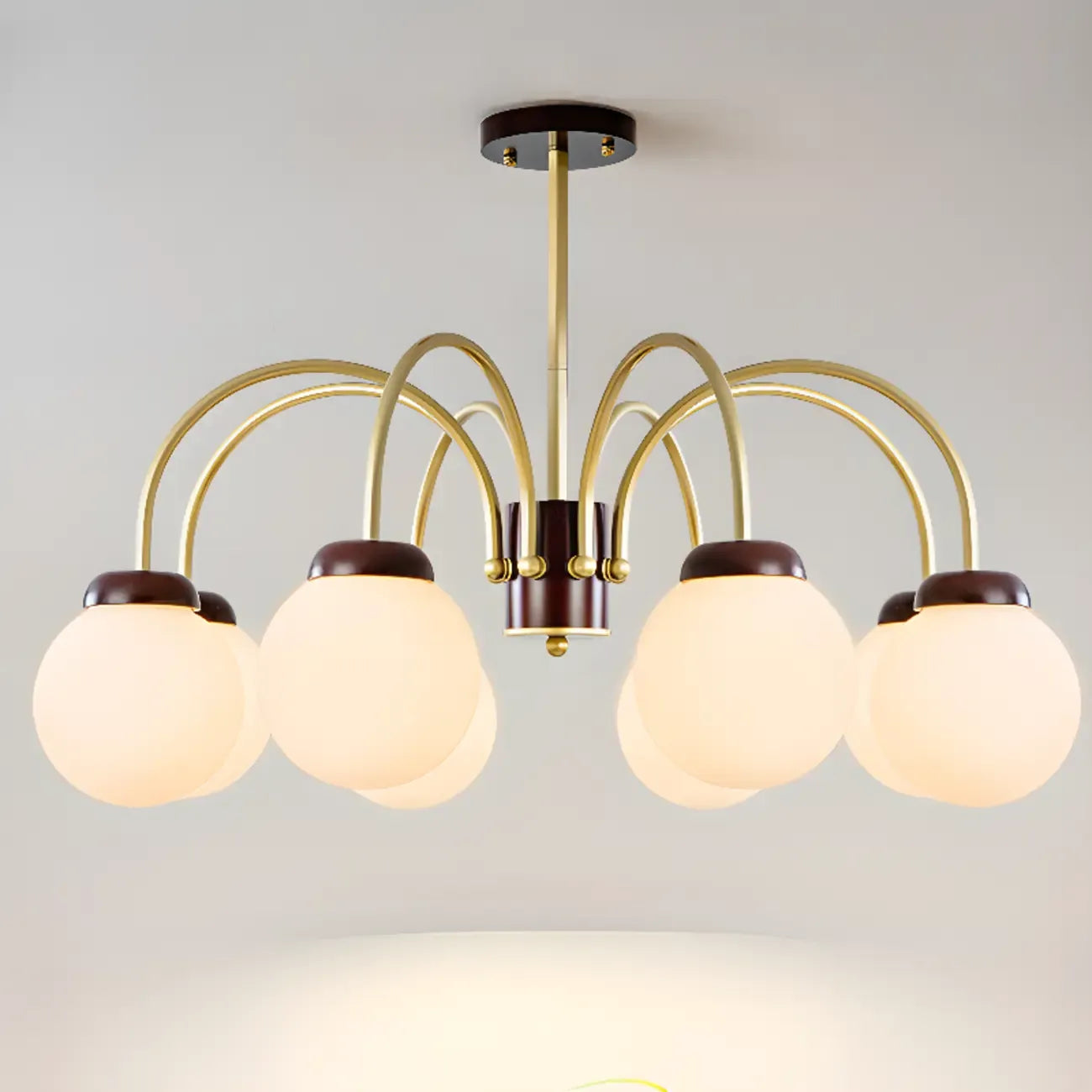 Lampadario classico a sfera in vetro bianco e oro