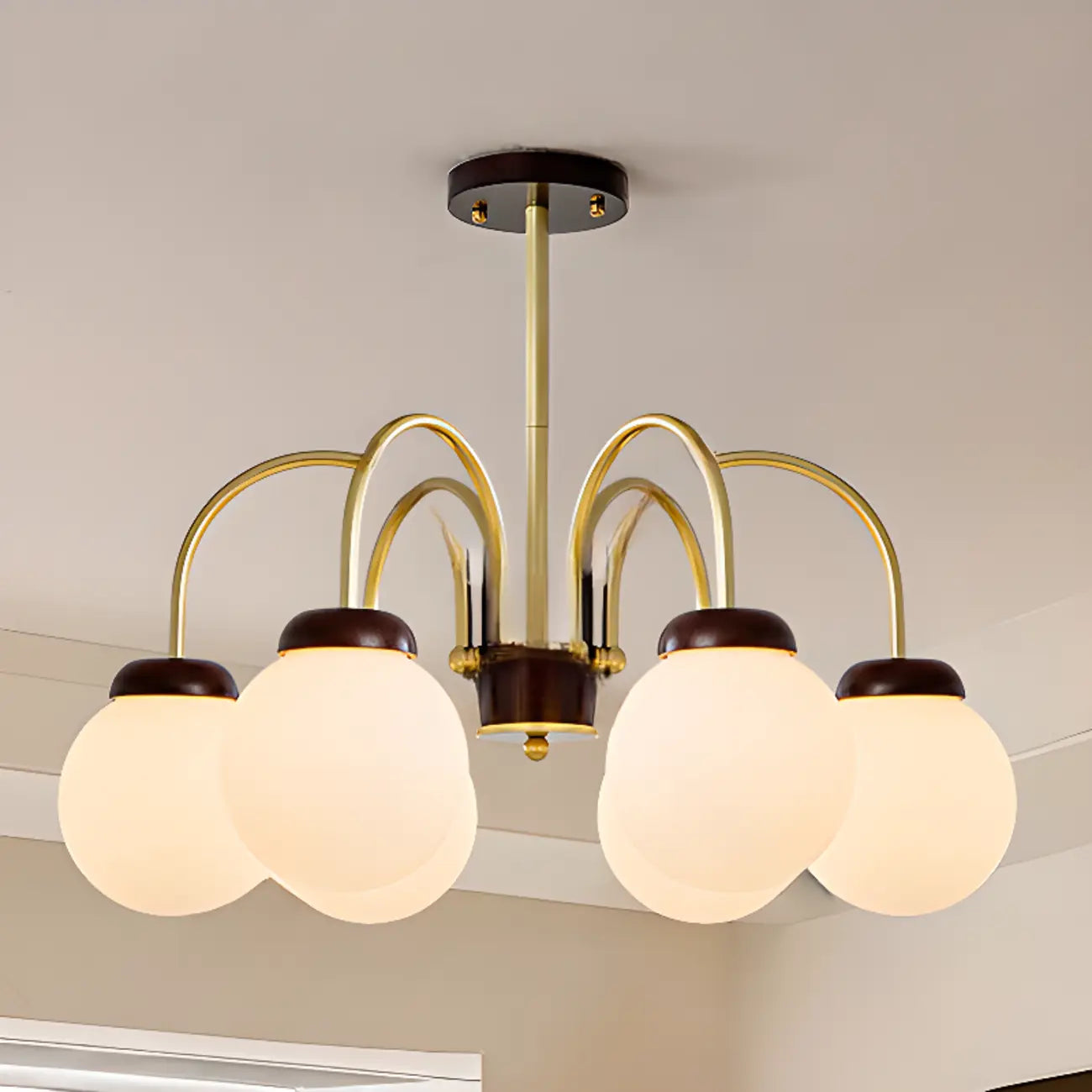 Lampadario classico a sfera in vetro bianco e oro