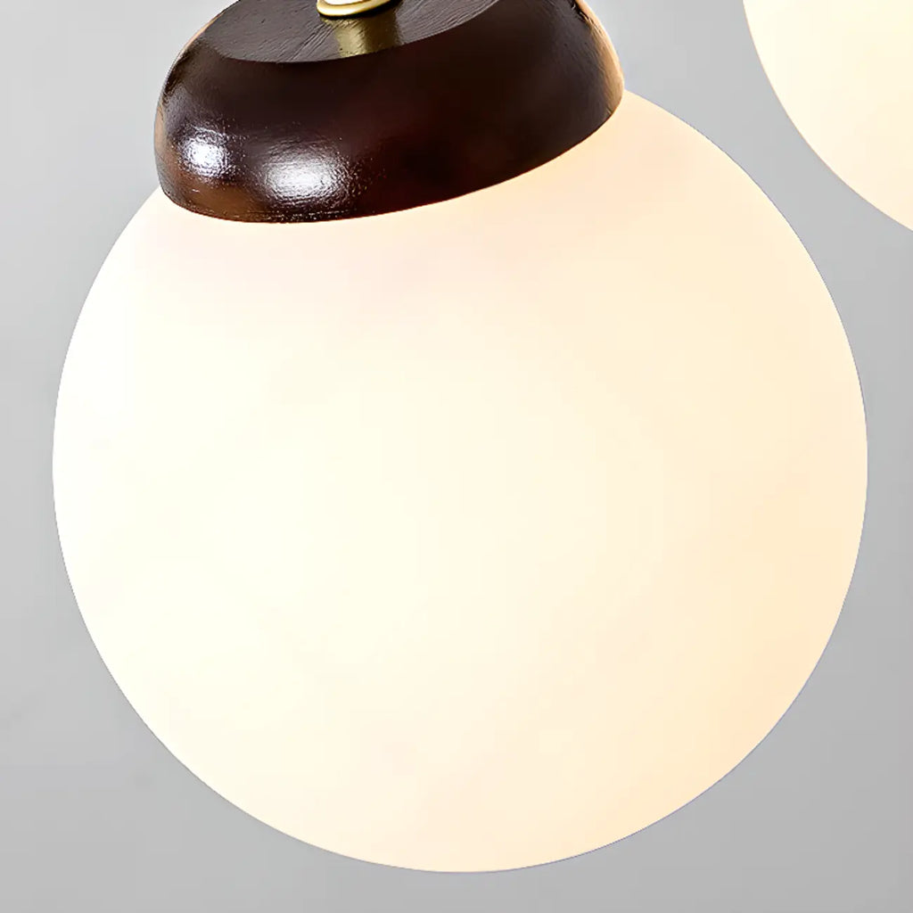 Lampadario classico a sfera in vetro bianco e oro