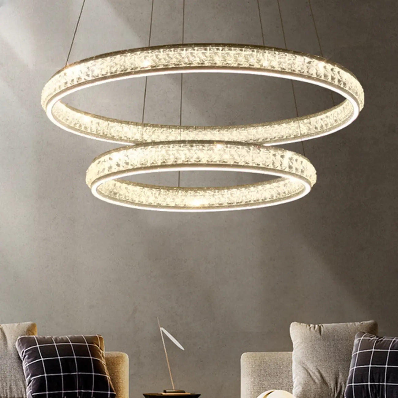 Lustre de luxe à anneaux dorés étagés en cristal et LED