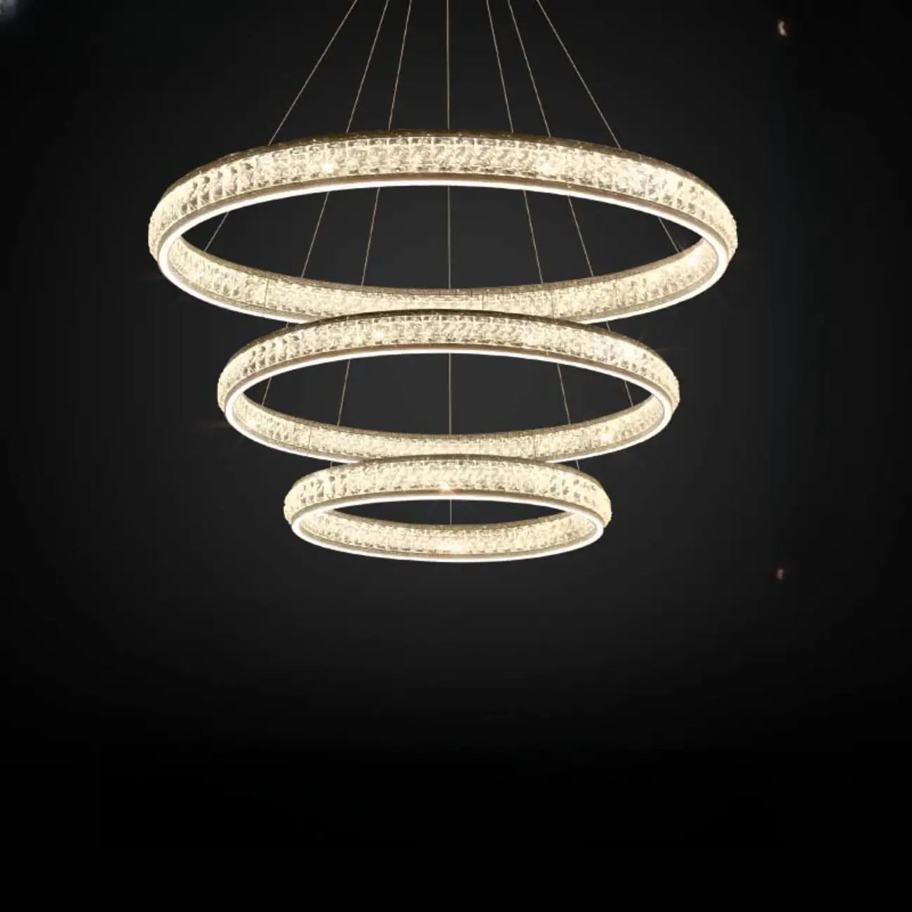 Lustre de luxe à anneaux dorés étagés en cristal et LED