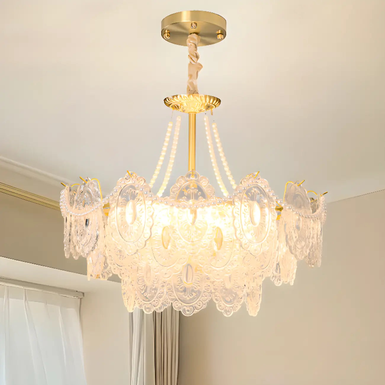 Élégant lustre vintage doré en verre exquis