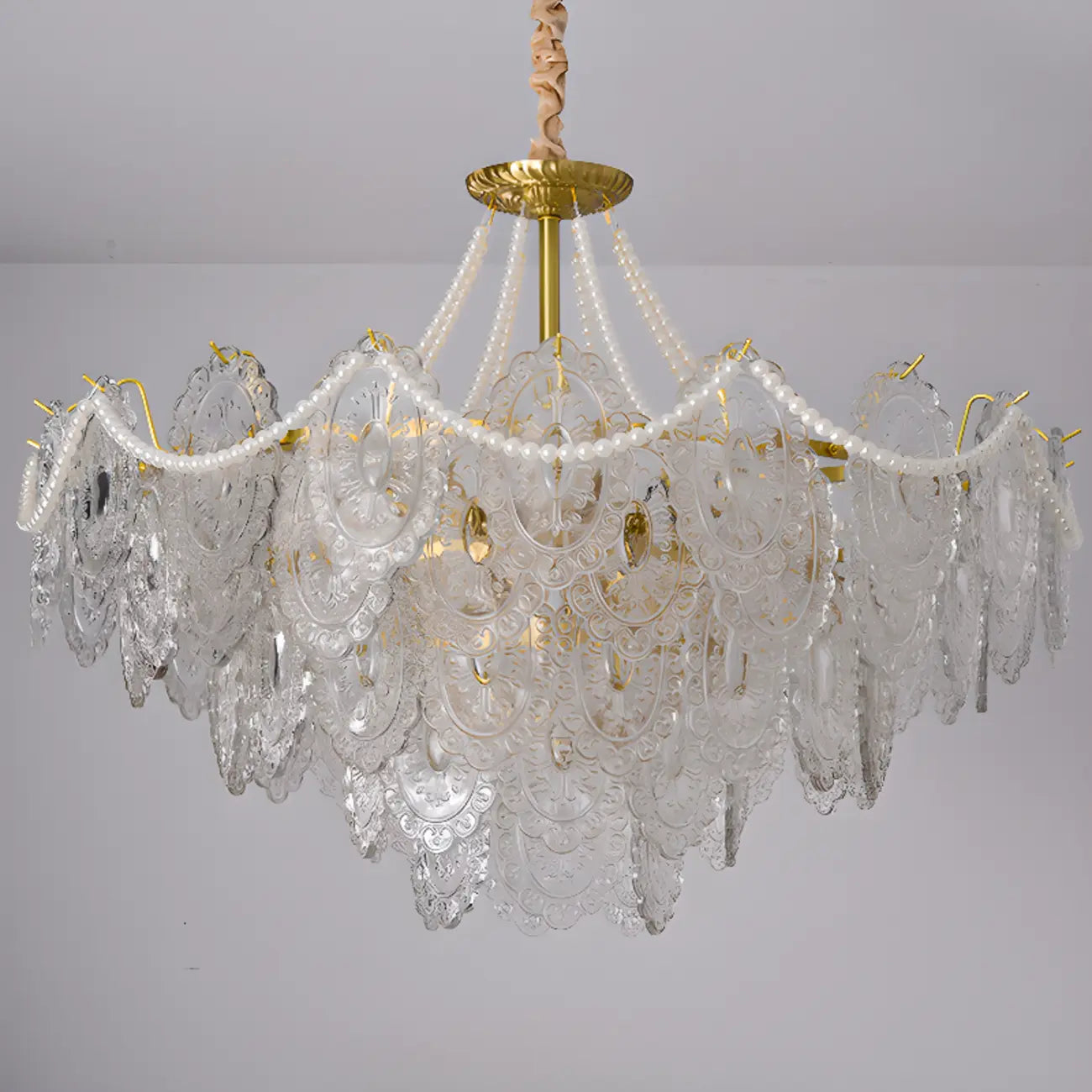 Élégant lustre vintage doré en verre exquis