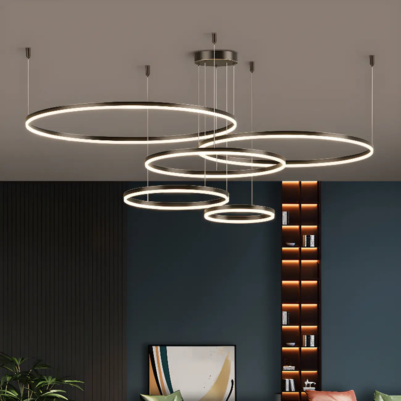 Lustre moderne à anneaux métalliques dorés à plusieurs niveaux avec LED