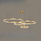 Lustre moderne à anneaux métalliques dorés à plusieurs niveaux avec LED