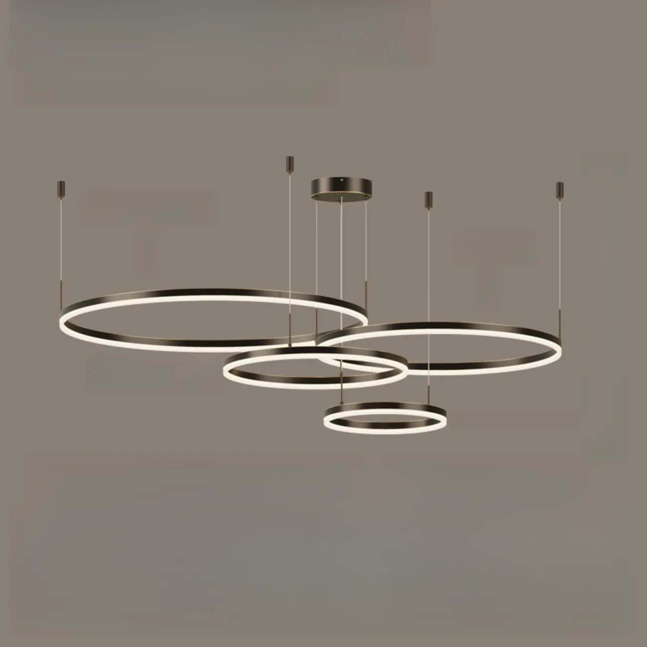 Lustre moderne à anneaux métalliques dorés à plusieurs niveaux avec LED