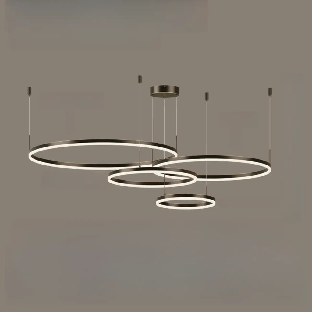 Lustre moderne à anneaux métalliques dorés à plusieurs niveaux avec LED