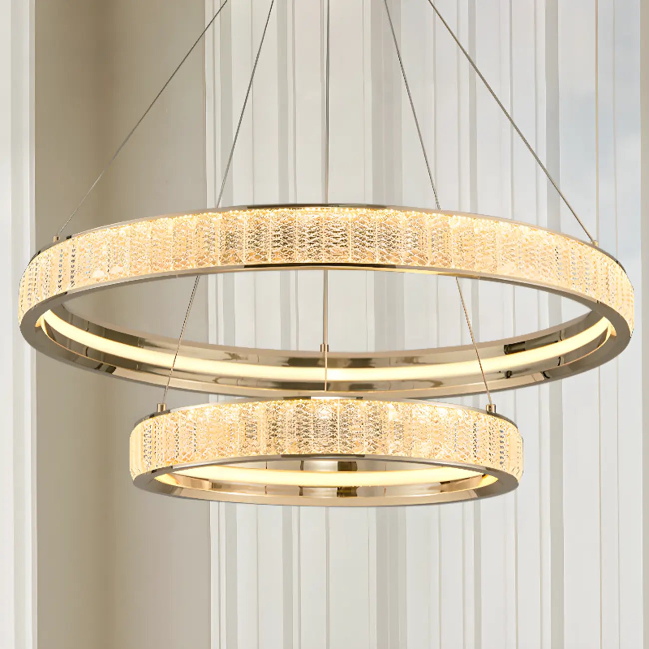 Lustre élégant à LED en cristal et anneaux dorés de luxe