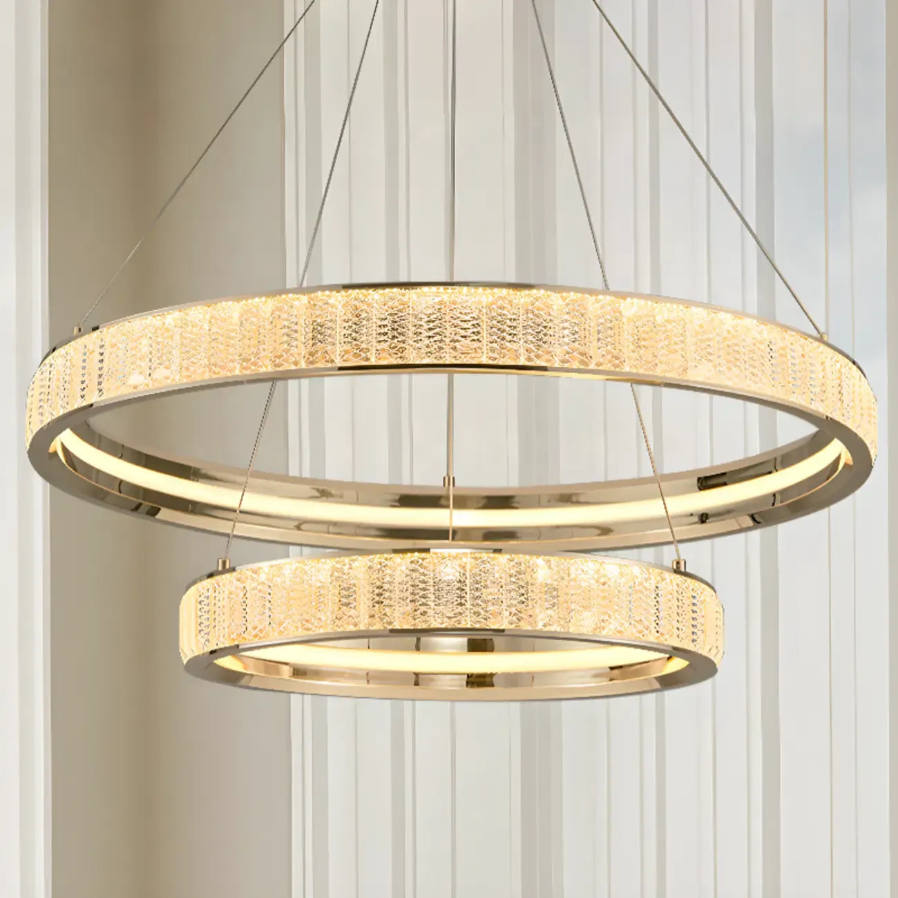 Lustre élégant à LED en cristal et anneaux dorés de luxe