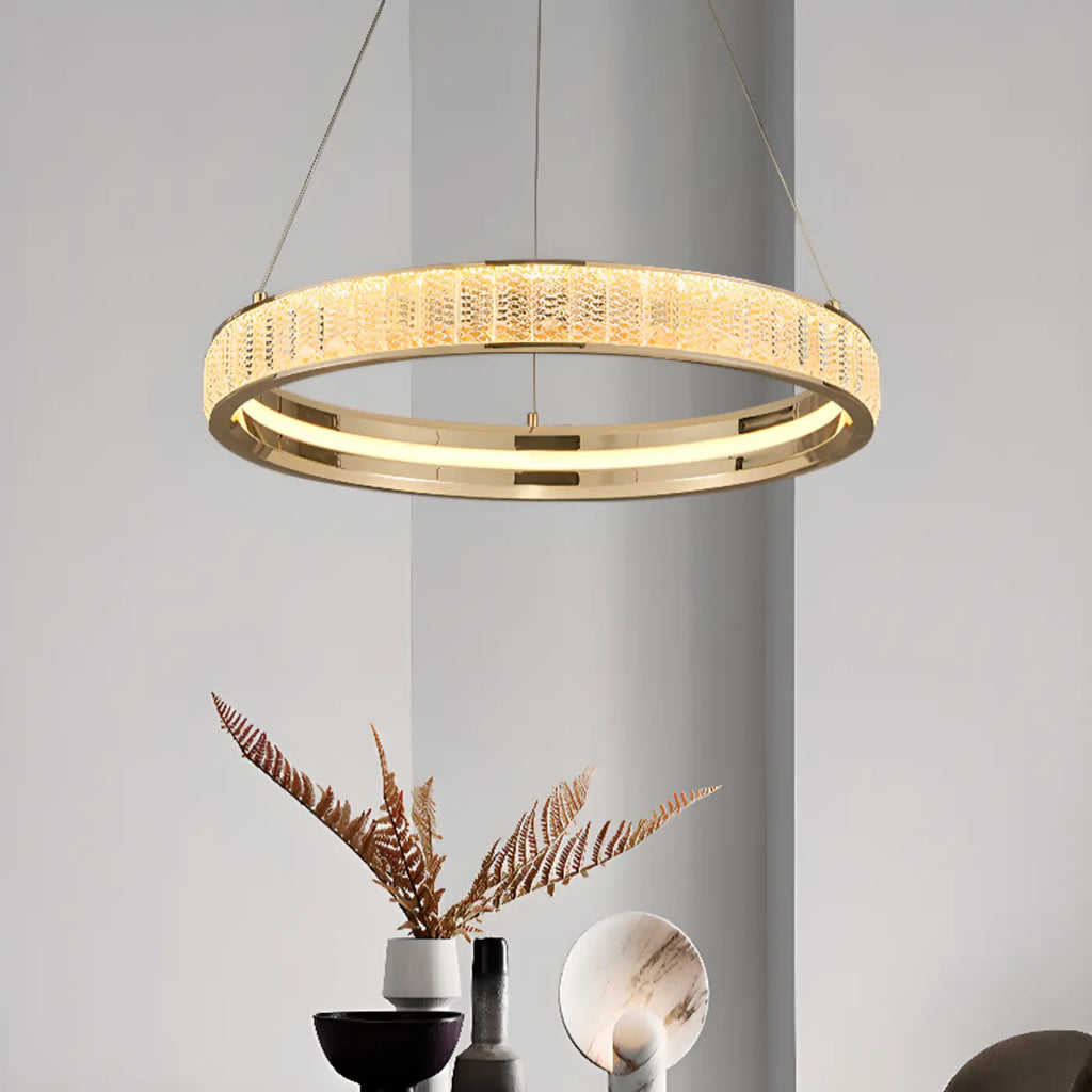 Lustre élégant à LED en cristal et anneaux dorés de luxe