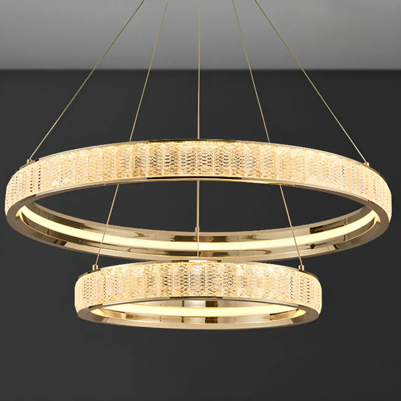 Lustre élégant à LED en cristal et anneaux dorés de luxe
