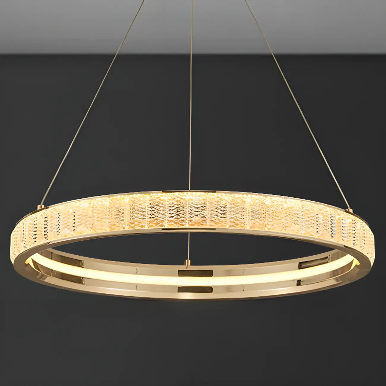 Lustre élégant à LED en cristal et anneaux dorés de luxe
