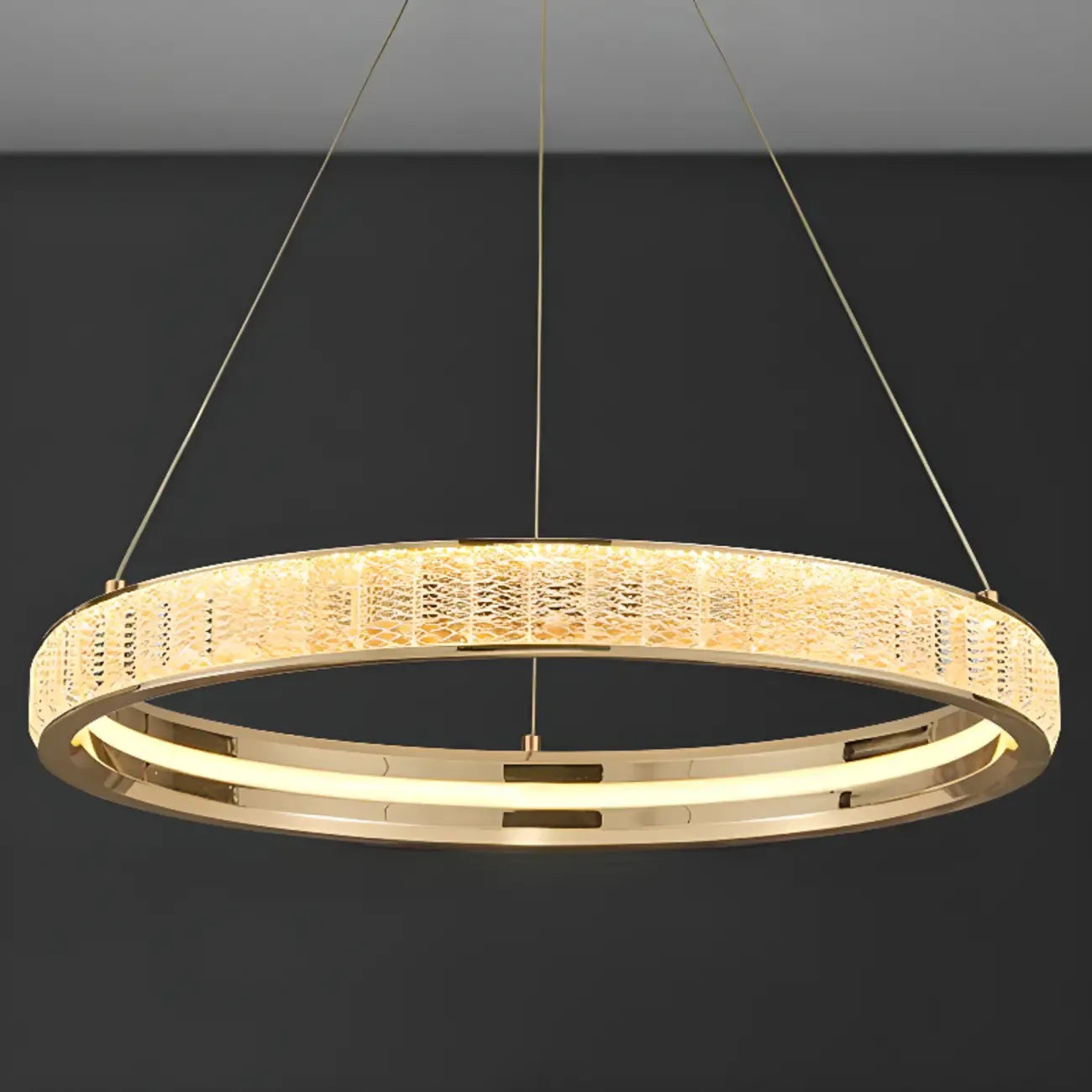 Lustre élégant à LED en cristal et anneaux dorés de luxe