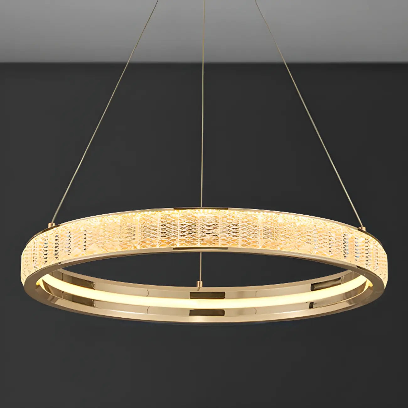 Lustre élégant à LED en cristal et anneaux dorés de luxe