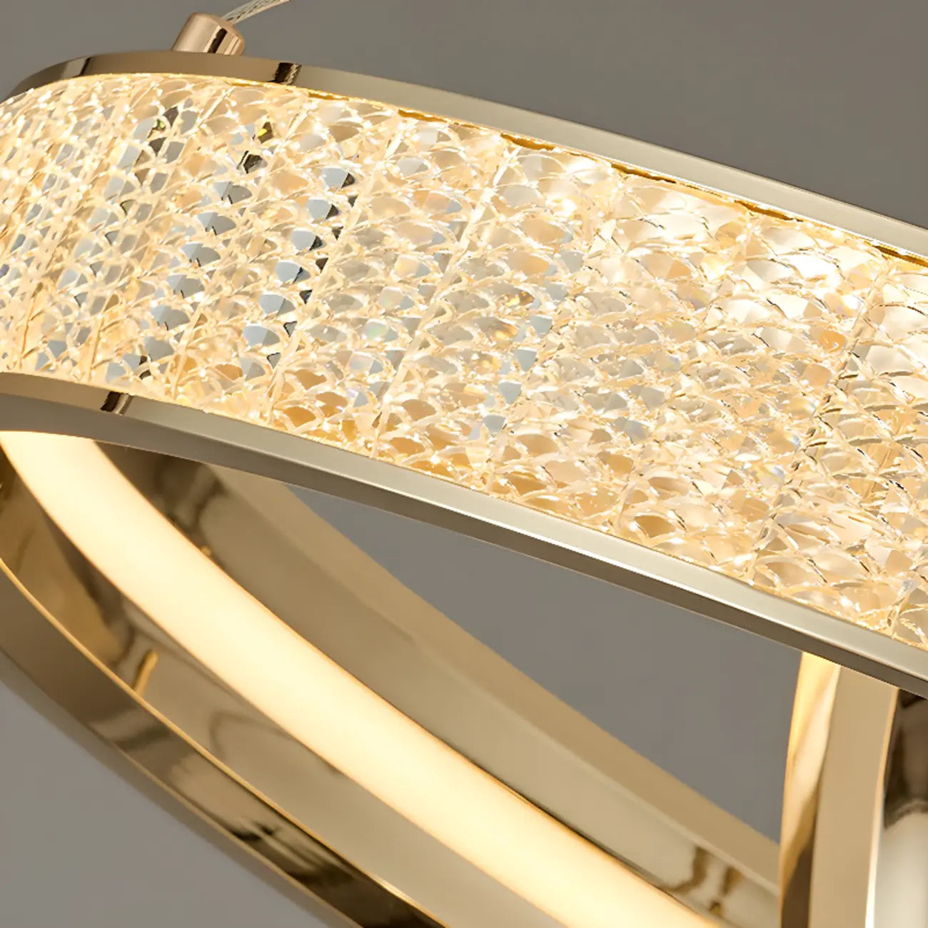 Lustre élégant à LED en cristal et anneaux dorés de luxe