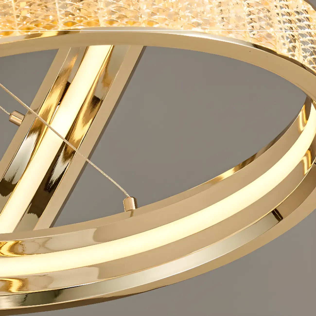 Lustre élégant à LED en cristal et anneaux dorés de luxe