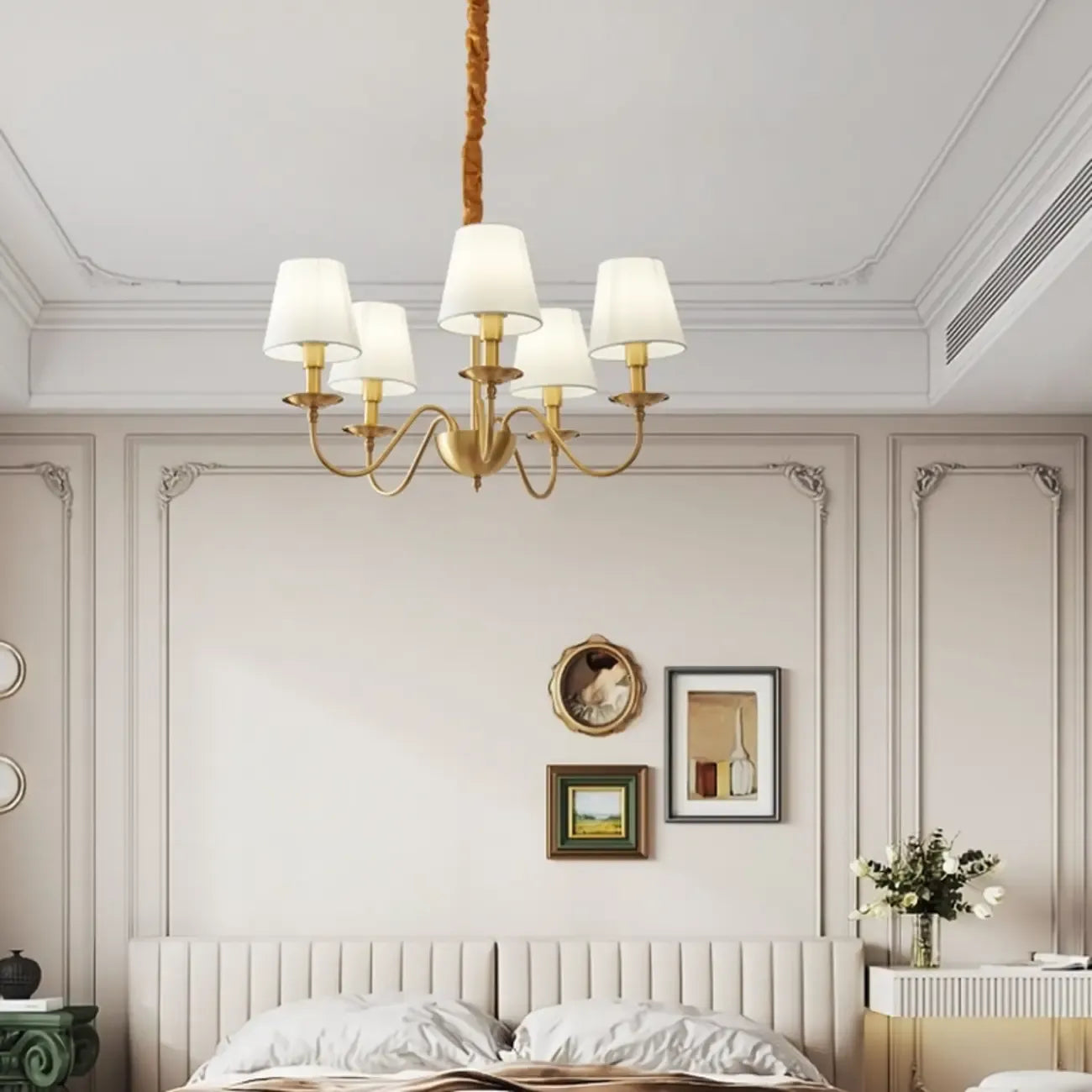 Lustre classique doré avec abat-jour élégant en tissu blanc