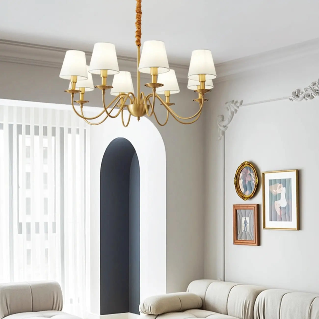 Lustre classique doré avec abat-jour élégant en tissu blanc